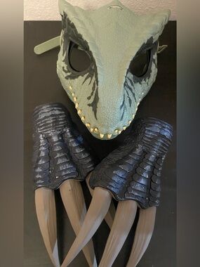 Jurassic World Park Dino Claw and Mask Raptor Set